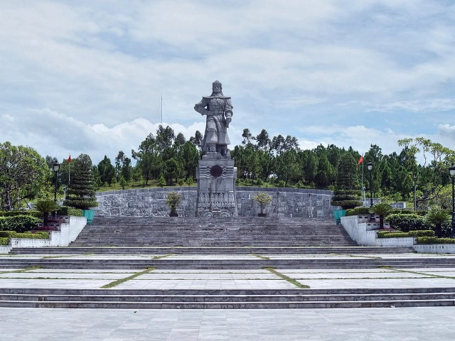 Tượng Quang Trung ở Núi Bân. Ảnh: amazingvietnam.