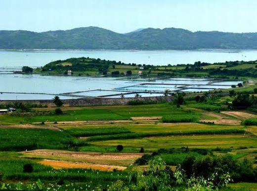Nằm dưới chân đèo Quán Cau, quốc lộ 1A, đầm Ô Loan nhìn dưới hình ảnh của phượng hoàng tung cánh bay về nơi bình yên của bầu trời. (Ảnh: Internet) Nằm dưới chân đèo Quán Cau, quốc lộ 1A, đầm Ô Loan nhìn dưới hình ảnh của phượng hoàng tung cánh bay về nơi bình yên của bầu trời. (Ảnh: Internet)