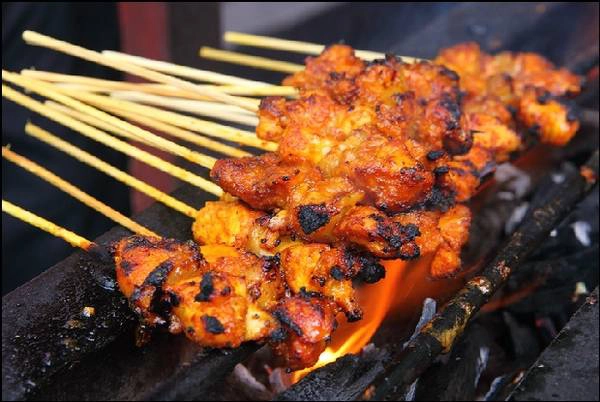 Satay là món thịt xiên được tẩm ướp với đậu phộng và một số loại gia vị đặc trưng riêng. Ảnh: Gokl.my Satay là món thịt xiên được tẩm ướp với đậu phộng và một số loại gia vị đặc trưng riêng. Ảnh: Gokl.my