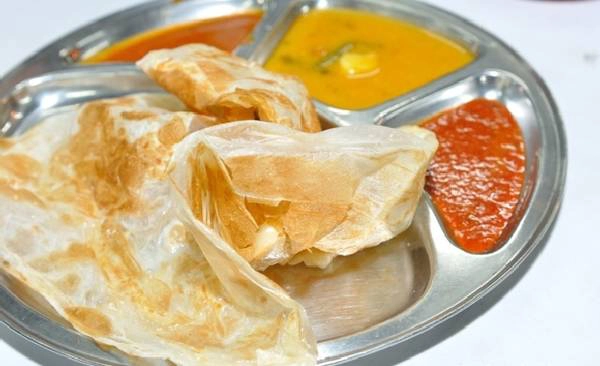 Roti Canai là món bánh mì dẹt xuất phát từ Ấn Độ. Ảnh: Gokl.my di-tim-nhung-mon-ngon-duong-pho-noi-tieng-nhat-cua-kuala-lumpur-ivivu-11