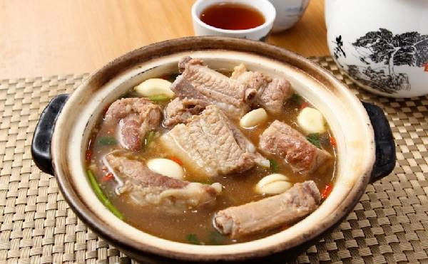 Bak Kut Teh là món súp sườn heo gốc Phúc Kiến, rất được yêu thích ở Kuala Lumpur. Ảnh: Gokl.my Bak Kut Teh là món súp sườn heo gốc Phúc Kiến, rất được yêu thích ở Kuala Lumpur. Ảnh: Gokl.my