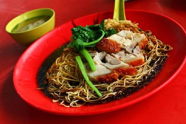 Một trong những món ăn phổ biến độc đáo nhất đối với cộng đồng người Hoa ở Kuala Lumpur là Wantan Mee. Ảnh: Gokl.my Một trong những món ăn phổ biến độc đáo nhất đối với cộng đồng người Hoa ở Kuala Lumpur là Wantan Mee. Ảnh: Gokl.my