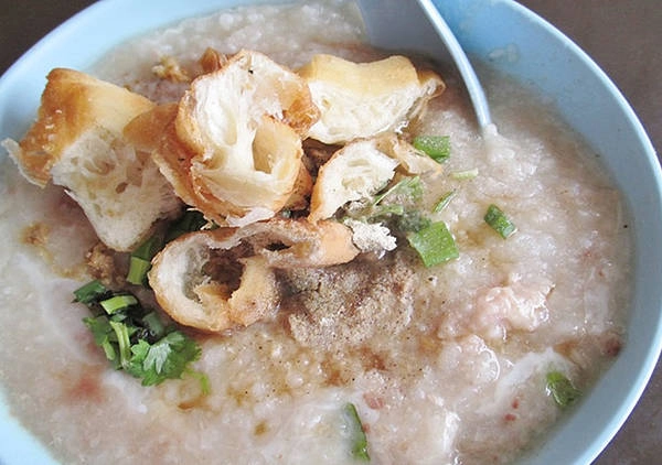 Một tô cháo Quảng Đông là loại thức ăn phù hợp nhất để bắt đầu một ngày khám phá du lịch Kuala Lumpur. Ảnh: Gokl.my Một tô cháo Quảng Đông là loại thức ăn phù hợp nhất để bắt đầu một ngày khám phá du lịch Kuala Lumpur. Ảnh: Gokl.my