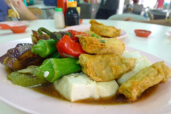 Yong Tau Foo với nguyên liệu là cá hoặc thịt, được nhồi bên trong đậu hũ sau đó được đem chiên giòn. Ảnh: Gokl.my Yong Tau Foo với nguyên liệu là cá hoặc thịt, được nhồi bên trong đậu hũ sau đó được đem chiên giòn. Ảnh: Gokl.my