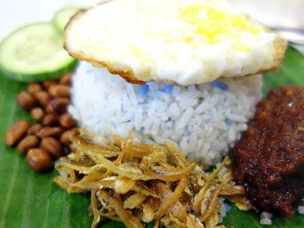 Nasi Lemak là một món cơm nổi tiếng trên khắp Malaysia nói chung và Kuala Lumpur nói riêng. Ảnh: Gokl.my Nasi Lemak là một món cơm nổi tiếng trên khắp Malaysia nói chung và Kuala Lumpur nói riêng. Ảnh: Gokl.my