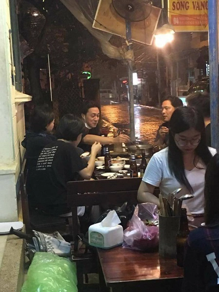 Hình ảnh ngồi hiên nhà quán lãu bình dân thưởng thức món ăn của So Ji Sub đang gây sốt. Hình ảnh ngồi hiên nhà quán lãu bình dân thưởng thức món ăn của So Ji Sub đang gây sốt.