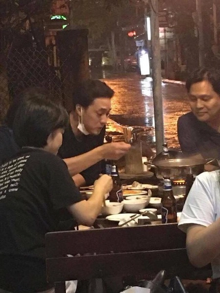 Trong ảnh So Ji Sub đã thoải mái ngồi ăn lẩu tại một nhà hàng nhỏ. Trong ảnh So Ji Sub đã thoải mái ngồi ăn lẩu tại một nhà hàng nhỏ.