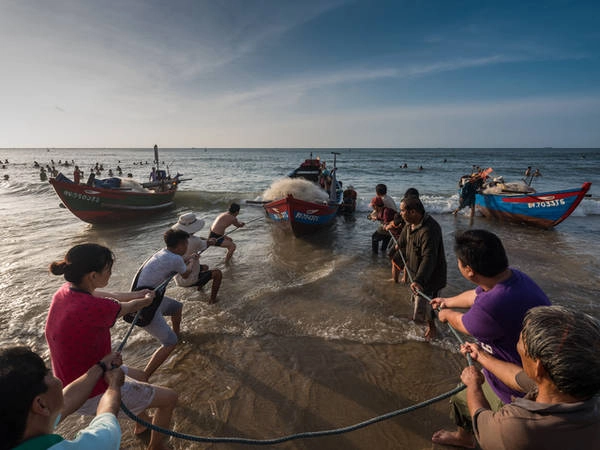 Bạn có thể trải nghiệm cùng người dânphụ kéo thuyền lên bờ Bạn có thể trải nghiệm cùng người dânphụ kéo thuyền lên bờ