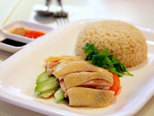 Miếng gà vàng ươm, béo ngậy thấm đẫm trong nước sốt pha chế cầu kỳ. Ảnh: Blogspot. Miếng gà vàng ươm, béo ngậy thấm đẫm trong nước sốt pha chế cầu kỳ. Ảnh: Blogspot.