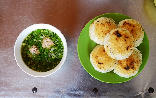 Suất bánh căn 5 chiếc có giá trung bình 25.000 đồng. Ảnh: Di Vỹ. Suất bánh căn 5 chiếc có giá trung bình 25.000 đồng. Ảnh: Di Vỹ.