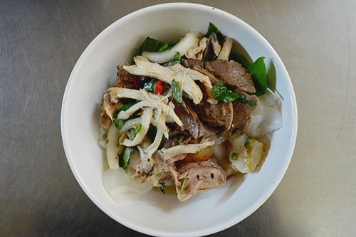 Tô bánh ướt lòng gà. Ảnh: Di Vỹ. Tô bánh ướt lòng gà. Ảnh: Di Vỹ.