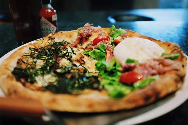 Ở Pizza 4P's, bạn có thể order chiếc bánh có hai nửa nhân riêng biệt. Ảnh: Nguyễn Huy Khánh Ở Pizza 4P's, bạn có thể order chiếc bánh có hai nửa nhân riêng biệt. Ảnh: Nguyễn Huy Khánh