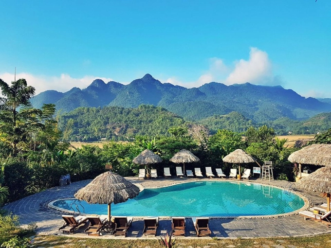 Mai Chau Ecolodge sở hữu một bể bơi ngoài trời, nhìn ra núi. Ảnh: We25