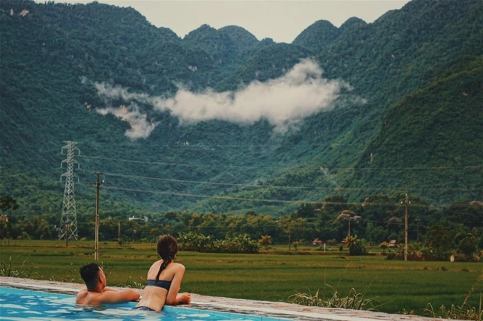 Bể bơi ngắm mây núi trùng điệp ở Sol Bungalows. Ảnh: Urban Gateaway
