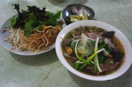 Bát bún bò Huế theo chân người dân Huế đi khắp mọi miền của đất nước và trở thành món ăn hấp dẫn thực khác. Ảnh: Diệu Huyền. Bát bún bò Huế theo chân người dân Huế đi khắp mọi miền của đất nước và trở thành món ăn hấp dẫn thực khác. Ảnh: Diệu Huyền.