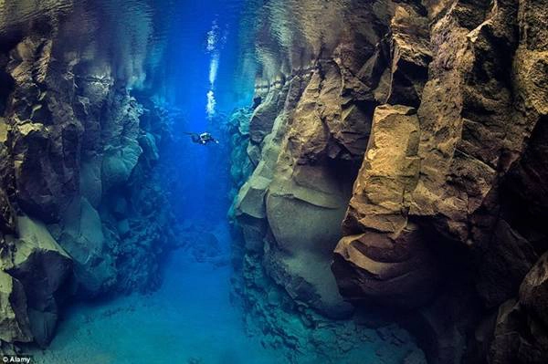Silfra, Iceland: Đây là nơi duy nhất trên thế giới bạn có thể lặn giữa hai mảng lục địa. Silfra, Iceland: Đây là nơi duy nhất trên thế giới bạn có thể lặn giữa hai mảng lục địa.