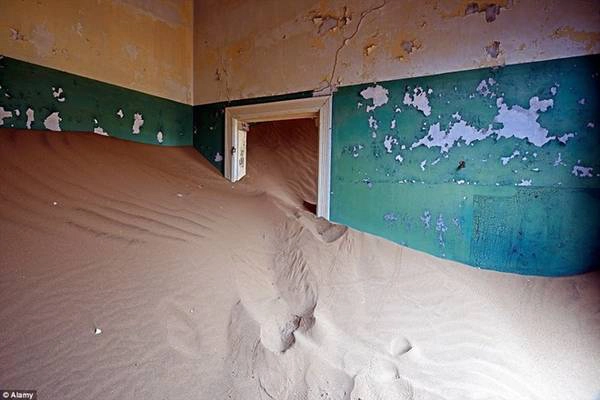 Kolmanskop, Namibia: Nơi đây từng là nhà của hàng trăm thợ đào kim cương người Đức đến tìm kiếm vận may ở sa mạc của Namibia. Gần 100 năm sau thời kỳ hoàng kim, giờ đây thị trấn này đã trở nên hoang vu. Kolmanskop, Namibia: Nơi đây từng là nhà của hàng trăm thợ đào kim cương người Đức đến tìm kiếm vận may ở sa mạc của Namibia. Gần 100 năm sau thời kỳ hoàng kim, giờ đây thị trấn này đã trở nên hoang vu.