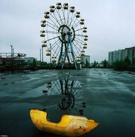Chernobyl, Ukraine: Trong những năm gần đây, lượng khách tới thăm khu vực từng chịu thảm họa hạt nhân này đã tăng lên đáng kể, với khoảng 10.000 lượt khách mỗi năm. Du khách phải trình giấy tờ ở nhiều trạm kiểm soát trên đường tới đây trên xe bus của công ty du lịch. Chernobyl, Ukraine: Trong những năm gần đây, lượng khách tới thăm khu vực từng chịu thảm họa hạt nhân này đã tăng lên đáng kể, với khoảng 10.000 lượt khách mỗi năm. Du khách phải trình giấy tờ ở nhiều trạm kiểm soát trên đường tới đây trên xe bus của công ty du lịch.