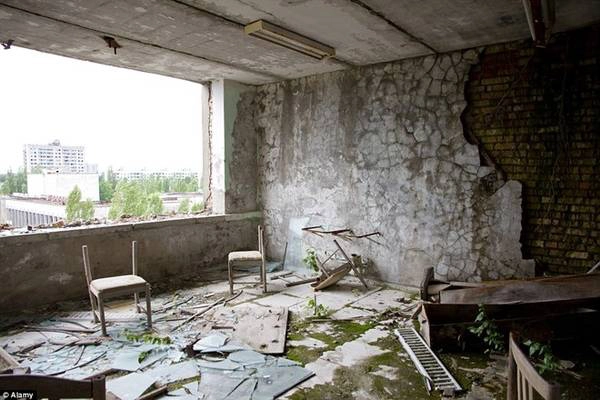 Khi tới Chernobyl, du khách không được chạm vào bất cứ thứ gì, không được ăn hay uống những gì không đem từ ngoài vào, thậm chí còn không được ngồi bệt xuống đất. Khi tới Chernobyl, du khách không được chạm vào bất cứ thứ gì, không được ăn hay uống những gì không đem từ ngoài vào, thậm chí còn không được ngồi bệt xuống đất.
