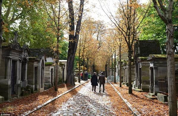 Nghĩa trang Père Lachaise, Paris, Pháp: Nghĩa trang có vẻ không phải làm một điểm tham quan phổ biến, nhưng Père Lachaise đã đón khá nhiều khách với hơn 70.000 ngôi mộ được trang trí lộng lẫy, trong đó có khu vực chôn cất giới thượng lưu và người nổi tiếng. Nghĩa trang Père Lachaise, Paris, Pháp: Nghĩa trang có vẻ không phải làm một điểm tham quan phổ biến, nhưng Père Lachaise đã đón khá nhiều khách với hơn 70.000 ngôi mộ được trang trí lộng lẫy, trong đó có khu vực chôn cất giới thượng lưu và người nổi tiếng.
