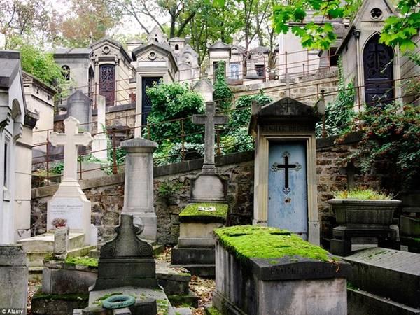Du khách có thể tới thăm nơi an nghỉ của nhà văn Oscar Wilde, ngôi sao nhạc rock Jim Morrison, nhà soạn nhạc Chopin..., cùng nhiều nghệ sĩ nổi tiếng khác. Nghĩa trang mở cửa đón khách từ năm 1804 và cung cấp bản đồ cho du khách dễ dàng tìm đến những ngôi mộ nổi tiếng. Du khách có thể tới thăm nơi an nghỉ của nhà văn Oscar Wilde, ngôi sao nhạc rock Jim Morrison, nhà soạn nhạc Chopin..., cùng nhiều nghệ sĩ nổi tiếng khác. Nghĩa trang mở cửa đón khách từ năm 1804 và cung cấp bản đồ cho du khách dễ dàng tìm đến những ngôi mộ nổi tiếng.