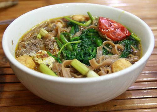 Bánh đa cua Hải Phòng với hương vị thơm ngon có mặt ở nhiều tỉnh thành trên cả nước, tuy nhiên đã bị biến tấu cho hợp khẩu vị. Ảnh: haiphong.gov dia-diem-an-uong-khi-den-hai-phong-ivivu-1