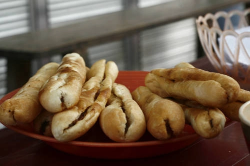 Những chiếc bánh mì nhỏ xinh cay cay là món ăn đường phố theo chân người Hải Phòng đi tới nhiều nơi. Ảnh: L.Thảo dia-diem-an-uong-khi-den-hai-phong-ivivu-2