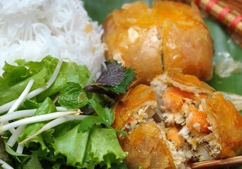 Nem vuông cua bể là một trong những món ăn bạn nên thử khi đến thành phố Cảng bởi hương vị rất khác lạ so với nơi khác. Ảnh: A. Phương dia-diem-an-uong-khi-den-hai-phong-ivivu-3