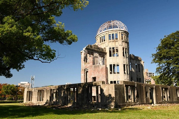 Khu tưởng niệm hòa bình Hiroshima: Nằm giữa công viên rộng hơn 120.000 m2 với cây cối, bãi cỏ và lối đi bộ yên bình của công viên hoàn toàn trái ngược với khu vực trung tâm thành phố sầm uất xung quanh, mái vòm Genbaku Dome tồn tại sau trận ném bom của Mỹ xuống Hiroshima năm 1945 đã được UNESCO công nhận là di sản thế giới, đồng thời trở thành đài tưởng niệm hòa bình nổi tiếng thế giới. Ảnh: Krista Rossow.