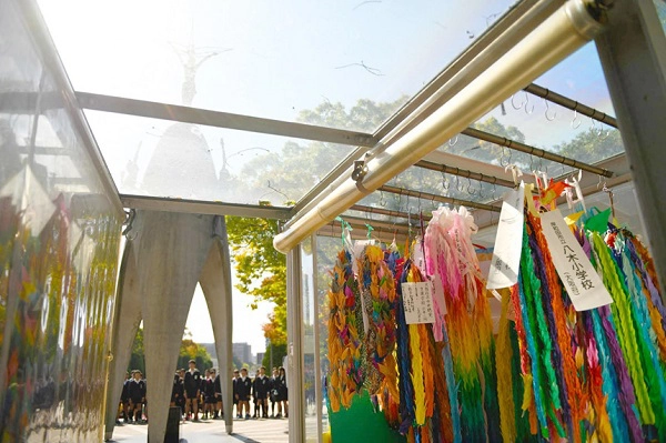 Đài tưởng niệm thiếu nhi hòa bình: Đài tưởng niệm này nằm ở công viên tưởng niệm hòa bình Hiroshima và là khu vực tưởng niệm dành cho trẻ em đã thiệt mạng trong vụ ném bom nguyên tử xuống Hiroshima. Bên cạnh đó, nơi đây còn gắn liền với câu chuyện về Sadako Sasaki, cô bé qua đời ở tuổi 12 vì bệnh bạch cầu do nhiễm phóng xạ. Trong thời gian điều trị bệnh, Sadako Sasaki đã cố gắng gấp đủ 1.000 con hạc giấy với hy vọng sẽ được khỏi bệnh. Dù sau đó phép màu đã không xảy ra nhưng những con hạc giấy của cô bé đã trở thành biểu tượng về khát vọng hòa bình, cùng với những con hạc giấy được gửi từ khắp nơi, chúng được trưng bày trong tủ kính tại công viên. Ảnh: Krista Rossow.