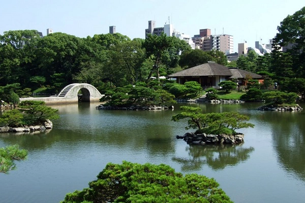Vườn Shukkeien: Shukkeien là khu vườn nổi tiếng ở Hiroshima, được xây dựng từ năm 1620. Nơi đây là đại diện tiêu biểu trong phong cách vườn ở Nhật Bản với núi non, rừng cây, thung lũng, thảm cỏ, ao cá. Toàn bộ khu vườn được kết nối với nhau bằng một con đường quanh co đi qua tất cả khu vực. Ảnh: Hiroshima-kankou.