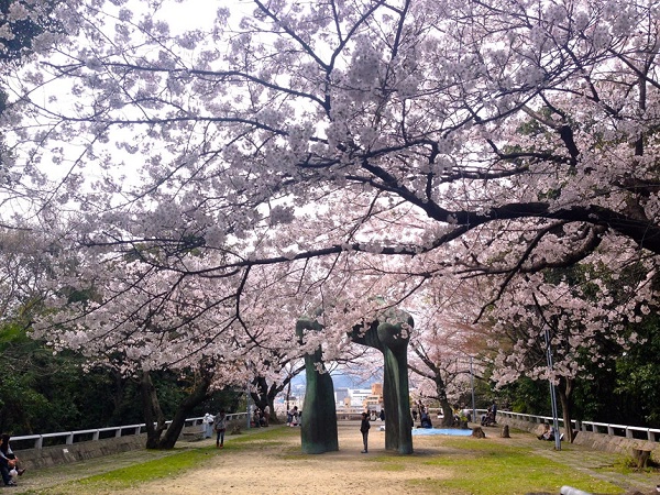 Công viên Hijiyama: Công viên Hijiyama nằm ở phía đông trung tâm thành phố và là địa điểm ngắm hoa anh đào nổi tiếng trong mùa xuân. Không giống như những công viên được xây dựng, trang trí kiểu cách, công viên Hujiyama khiến du khách liên tưởng đến những khu rừng vẫn còn hoang sơ, chưa được nhiều người biết đến. Ngoài ra, đến công viên, du khách còn có thể ghé thăm bảo tàng nghệ thuật hiện đại và bảo tàng truyện tranh Manga. Ảnh: Nit.pt.