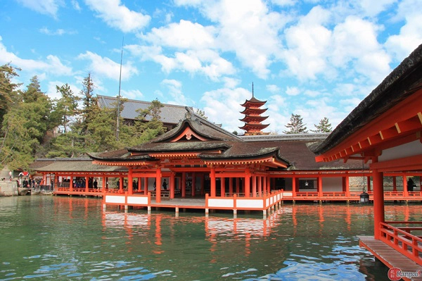 Đền Itsukushima: Itsukushima là một ngôi đền Shinto, xây dựng lần đầu tiên vào thế kỉ thứ 6, được Unesco công nhận là di sản thế giới.Tổng thể ngôi đền gồm 17 tòa nhà tạo thành khu phức hợp, bao gồm cả sân khấu kịch Noh. Khi thủy triều lên cao, cả ngôi đền và cổng torii phía trước trông giống như đang nổi trên mặt nước. Ảnh: Kanpai.