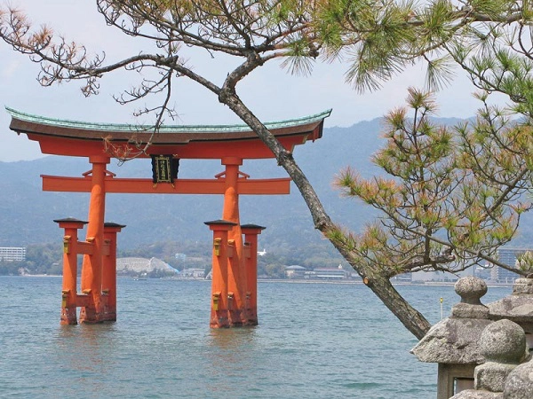 Không chỉ có kiến trúc độc đáo, đền Itsukushima còn nổi tiếng với cổng torii màu đỏ, là một trong những cổng torii lớn nhất ở Nhật Bản, cao hơn 16 m. Cổng torii đầu tiên được xây dựng cách đây hơn 1.400 năm, sau đó được xây dựng lại nhiều lần, phiên bản hiện tại là cổng thứ 8, được xây dựng năm 1875 từ gỗ cây long não và tuyết tùng. Ảnh: Insidejapantours.
