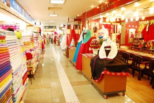 Trung tâm bán lẻ và các tòa nhà lớn tại Dongdaemun. Ảnh: camnangdulich