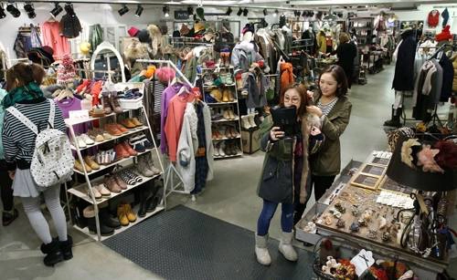 Nhiều bạn trẻ đến Garosugil để cập nhật xu hướng thời trang mới. Ảnh: vebaydihanquoc