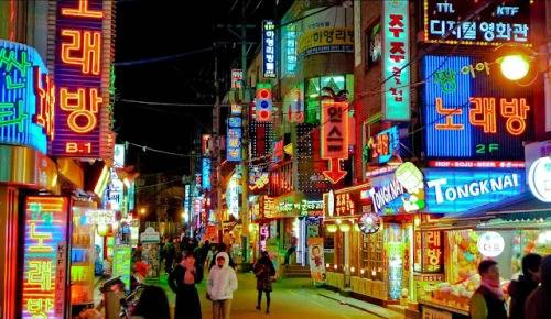Khu mua sắm tấp nập, đông người nước ngoài ở Itaewon. Ảnh: dulichhanquoc
