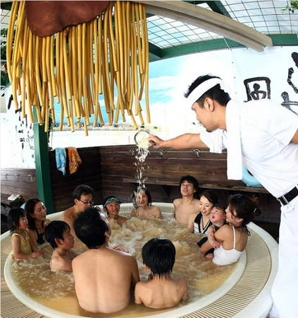 Khách hàng ngồi trong bồn tắm hình tô mì. Ảnh: Yahoo. Khách hàng ngồi trong bồn tắm hình tô mì. Ảnh: Yahoo.