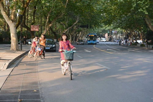 Xe đạp có thể thuê được ở bất cứ đâu quanh Tây Hồ. Ảnh: Nguyên Chi Xe đạp có thể thuê được ở bất cứ đâu quanh Tây Hồ. Ảnh: Nguyên Chi