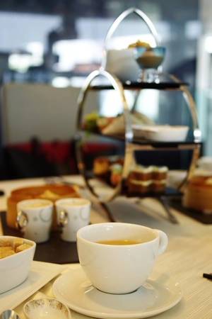 Tiệc trà (High tea) là trải nghiệm thú vị trên tầng 57. Ảnh: Vy An Tiệc trà (High tea) là trải nghiệm thú vị trên tầng 57. Ảnh: Vy An