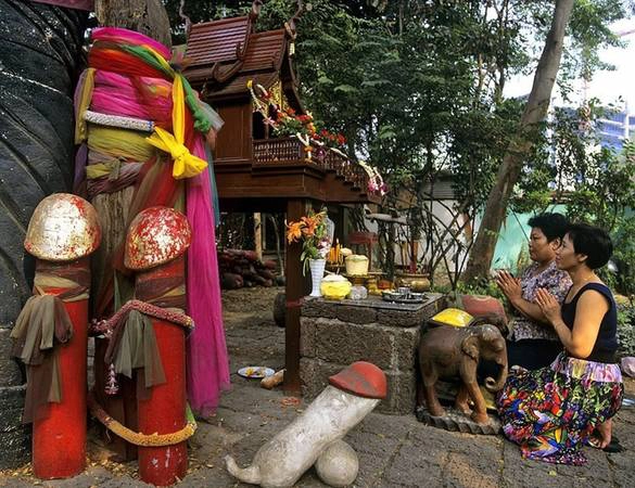 Đền Chao Mae Tuptim, Thái Lan Đây là ngôi đền với nhiều biểu tượng dương vật ở Bangkok, Thái Lan. Nơi đây thờ thần cây Chao Mae Tuptim, nữ thần của sinh nở. Đây là điểm đến của những người hiếm muộn, muốn cầu xin con.