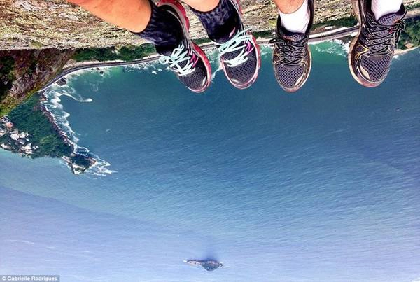 Hàng nghìn người đã đổ về núi Pedra da Gavea ở Rio de Janeiro, Brazil, để chụp những bức ảnh dựng tóc gáy từ độ cao chóng mặt như Gabrielle Rodrigues và bạn trai cô.