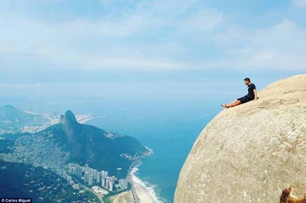 Một bức ảnh không kém phần mạo hiểm của Carlos Miguel ở mặt bên kia mỏm đá.