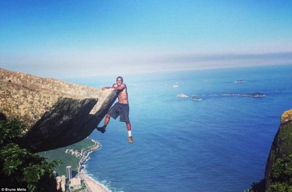 Bruno Mello không ngần ngại thử sức trong một chuyến leo núi ở Pedra da Gavea