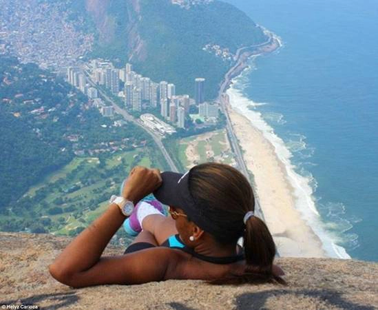 Nhiếp ảnh gia Helyz Carioca ngắm nhìn khung cảnh từ chỗ ngồi độc đáo của mình.