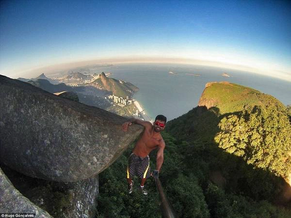 Hugo Gonçalves liều lĩnh hơn khi một tay bám vào vách đá, một tay chụp ảnh selfie.