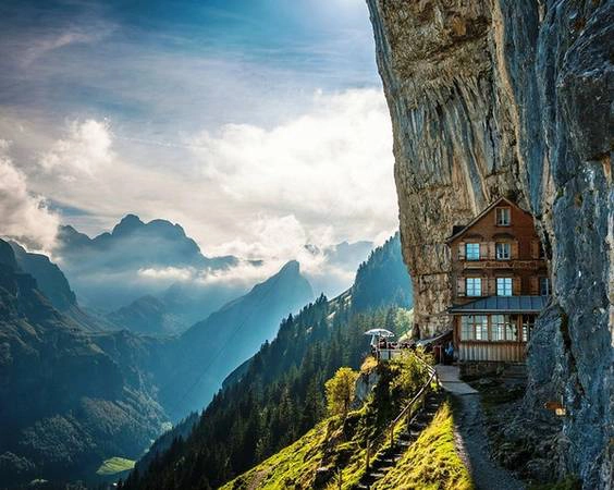 Khách sạn Äscher Cliff, Thụy Sĩ nằm ở độ cao lên tới khoảng 5.000 m so mực nước biển. Khách sạn này nằm nép vào một phía của một ngọn núi trong khu vực dãy Alpstein và cung cấp cho khách nghỉ một khung cảnh đẹp đến mê hồn. Khách sạn Äscher Cliff, Thụy Sĩ nằm ở độ cao lên tới khoảng 5.000 m so mực nước biển. Khách sạn này nằm nép vào một phía của một ngọn núi trong khu vực dãy Alpstein và cung cấp cho khách nghỉ một khung cảnh đẹp đến mê hồn.