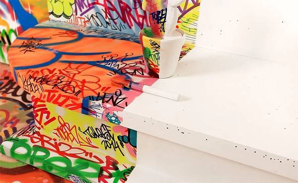 Với cách trang trí một nửa phòng là tranh Graffiti, nửa còn lại thì trắng muốt tạo cảm giác đầy nghệ thuật. Với cách trang trí một nửa phòng là tranh Graffiti, nửa còn lại thì trắng muốt tạo cảm giác đầy nghệ thuật.