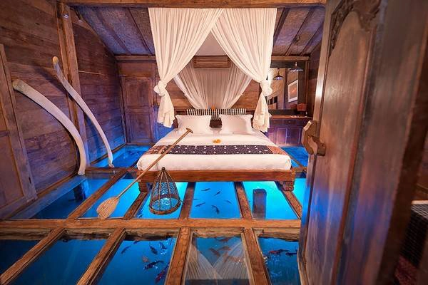Udang house – ngôi nhà tôm độc đáo của khách sạn Bambu Inda, Bali. Udang house có thiết kế rất lạ mắt với nền nhà là một tấm kiếng cường lực trong suốt, bên dưới là hồ chứa nước tự nhiên với các loài tôm cá đang tung tăng trong đó. Nội thất bên trong “ngôi nhà” được lấy từ các vật liệu độc đáo để trang trí như: Mái chèo, xương cá, vỏ tôm… tạo nên một trải nghiệm độc nhất cho các lữ khách đến tham quan nghĩ dưỡng. Udang house – ngôi nhà tôm độc đáo của khách sạn Bambu Inda, Bali. Udang house có thiết kế rất lạ mắt với nền nhà là một tấm kiếng cường lực trong suốt, bên dưới là hồ chứa nước tự nhiên với các loài tôm cá đang tung tăng trong đó. Nội thất bên trong “ngôi nhà” được lấy từ các vật liệu độc đáo để trang trí như: Mái chèo, xương cá, vỏ tôm… tạo nên một trải nghiệm độc nhất cho các lữ khách đến tham quan nghĩ dưỡng.