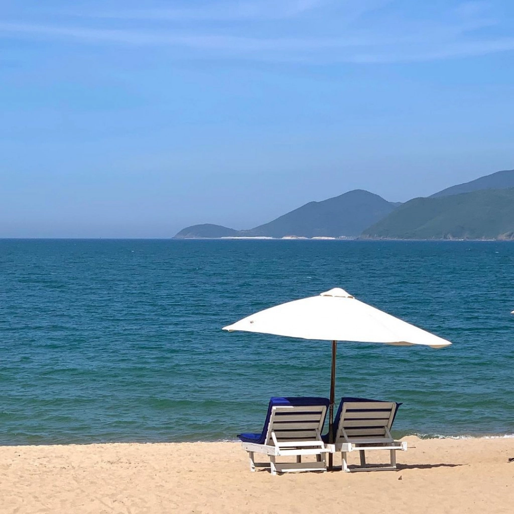 Biển Nha Trang xanh ngắt một màu. Ảnh: hyhan.22